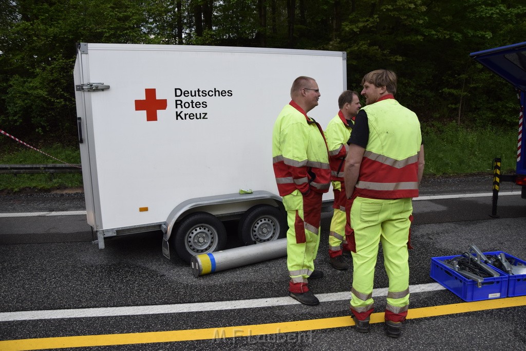 VU Gefahrgut LKW umgestuerzt A 4 Rich Koeln Hoehe AS Gummersbach P143.JPG - Miklos Laubert